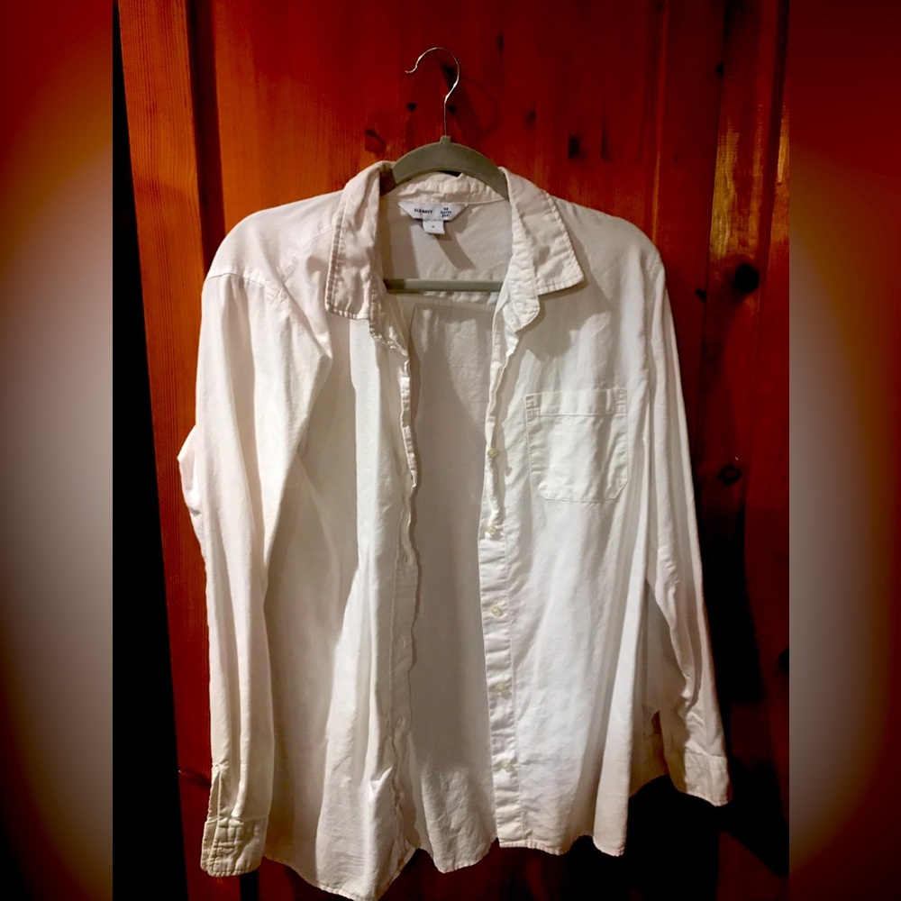 XL Women’s Old Navy ‘the classic shirt’ white button down shirt. 100% cotton